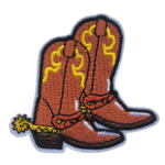 Braune cowboystiefel mit sporenbesticktem aufnäher