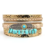 Damen western boho leder wickelarmband mit türkis und feder akzenten - beige
