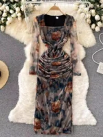 Florales westernkleid mit quadratischem ausschnitt und geraffter taille - s