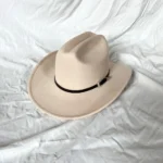 Klassischer filz-cowboyhut mit schnallenband - beige