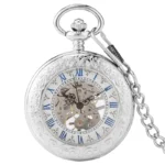 Silberne mechanische skeletttaschenuhr mit blauen römischen ziffern