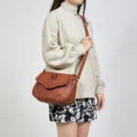 Western-leder-umhaengetasche-mit-ausgestanztem-floralen-design-2